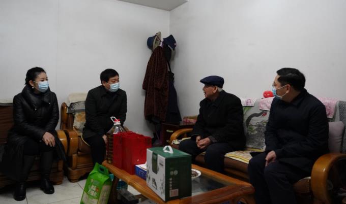 省國資委黨委委員、副主任任興文春節(jié)前夕帶隊走訪慰問旅投集團老黨員