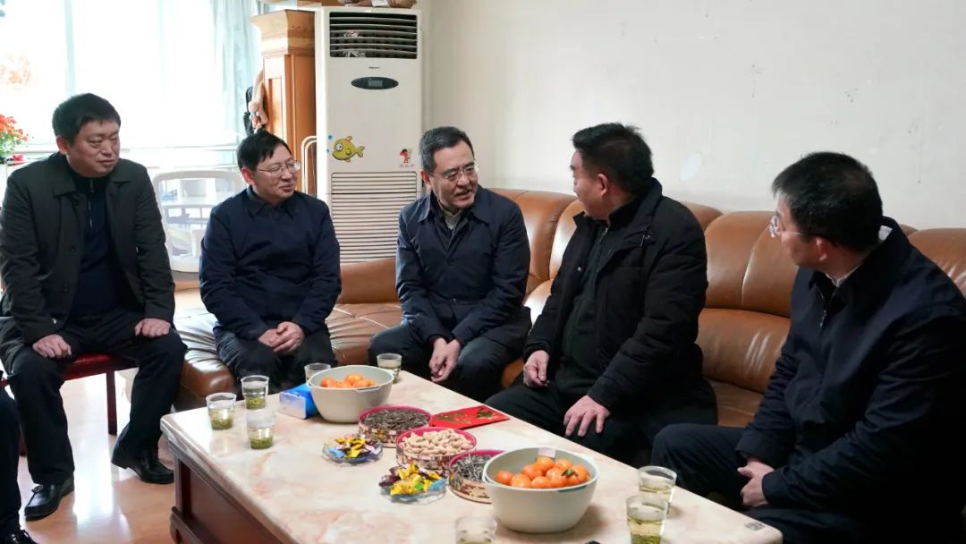 省國資委黨委書記、主任馮文生等領導走訪慰問省旅投集團老黨員、老干部
