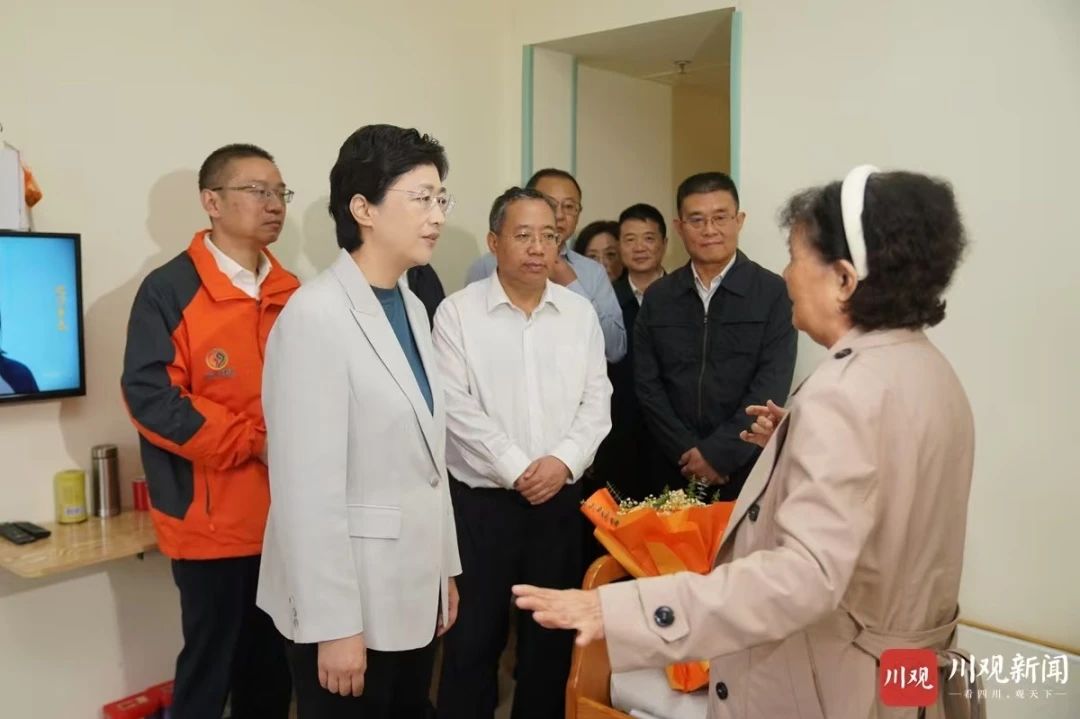 施小琳到少城街道社區養老服務中心慰問老人和為老服務工作者