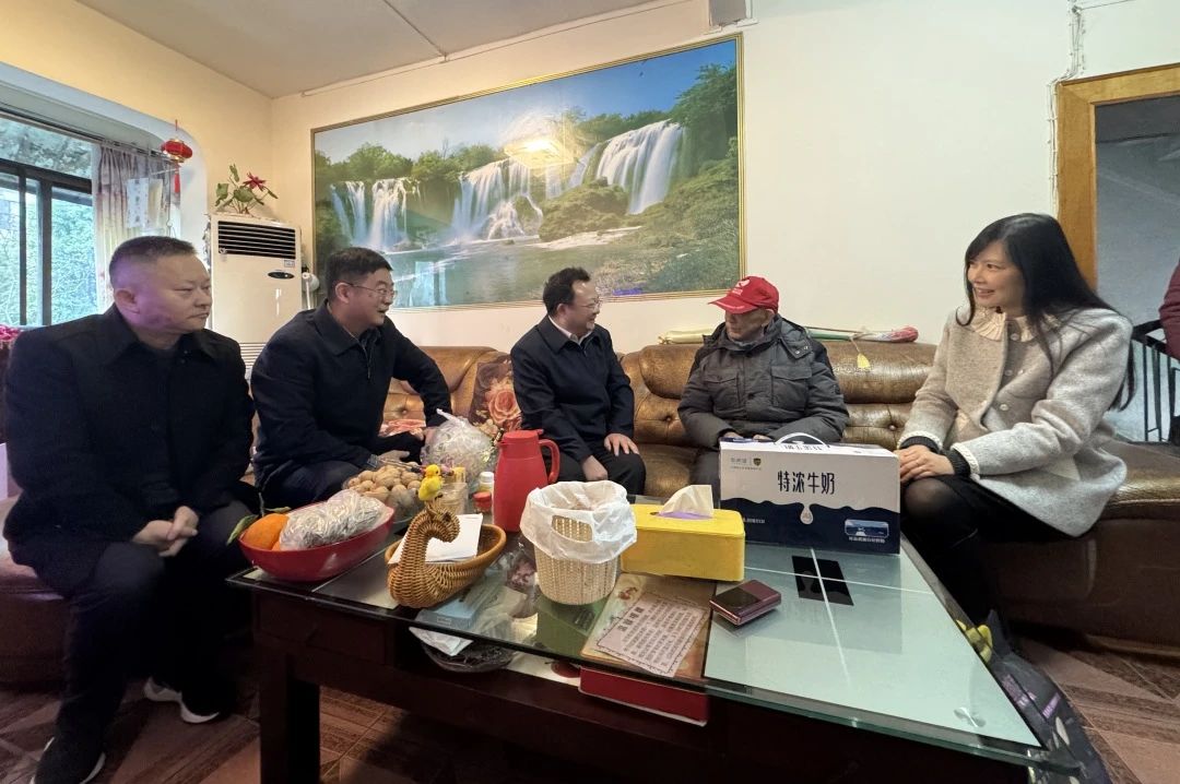 省國資委黨委委員、副主任何政走訪慰問省旅投集團老黨員、老干部